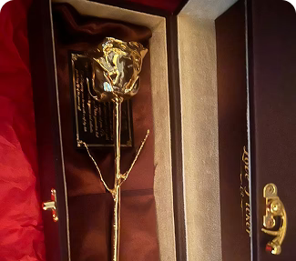 Gold rose in a decorative wood box with a red interior from brand Lovepicker