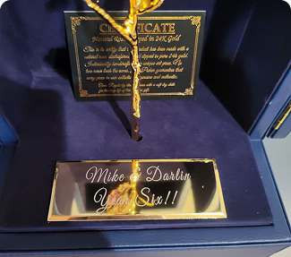 Engraving with 24k gold rose and  certificate in front of lovepicker da'vinci luxury box